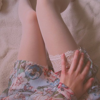 Логотип телеграм канала @girls_and_stockings — Тянки, юбки, два чулка