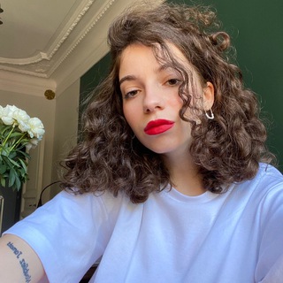 Логотип телеграм канала @urfavjewishgirl — еврейка у микрофона